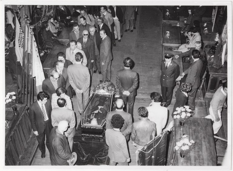 Gattatico-Reggio Emilia, 27-30 marzo 1970, Funerali di Alcide Cervi, camera ardente di Alcide nella Sala del Tricolore di Reggio Emilia, picchetto d'onore